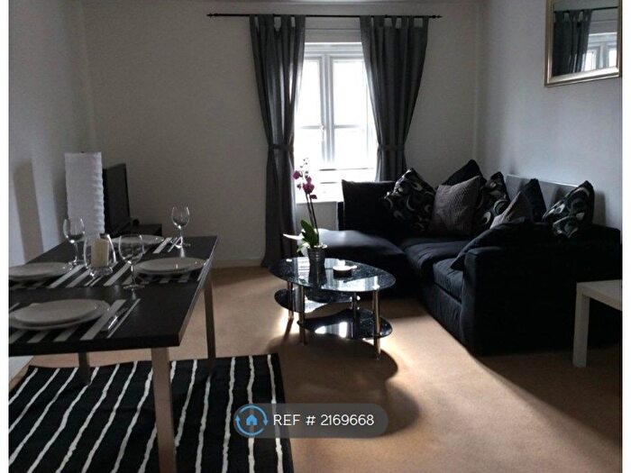 3 Bedroom Flat To Rent In Pendennis Park, Bristol, BS16