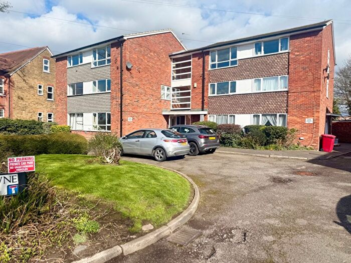 2 Bedroom Flat To Rent In Lansdowne Court. Lansdowne Avenue, Slough. Sq., SL1