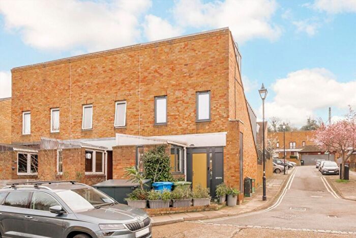 3 Bedroom House For Sale In Buchan Road, Peckham, SE15