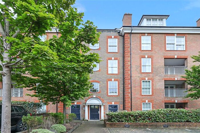 2 Bedroom Apartment For Sale In Ashridge Close, Finchley, N3