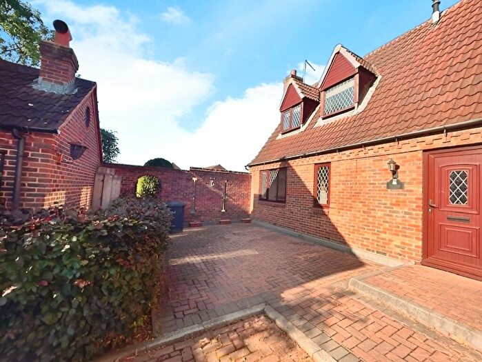 2 Bedroom Cottage To Rent In Peakes Croft, Bawtry, Doncaster, South Yorkshire, DN10