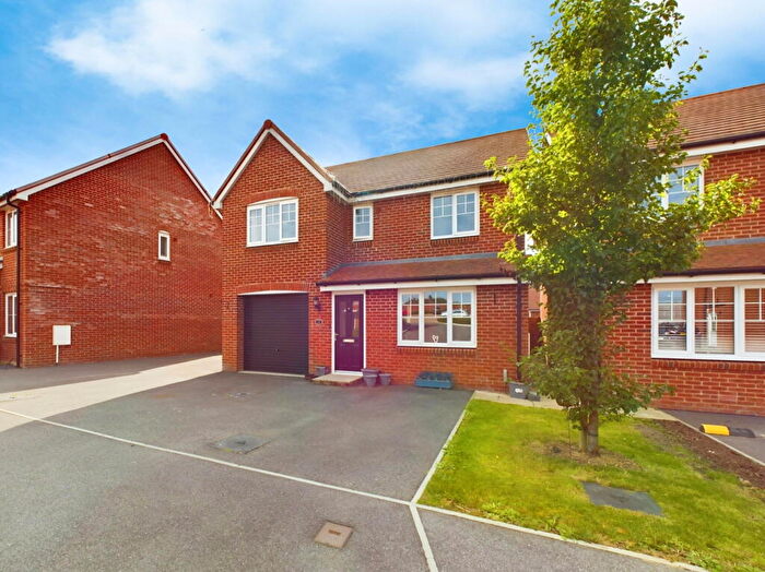 4 Bedroom Detached House For Sale In Rhodes Way, BIllingshurst, RH14