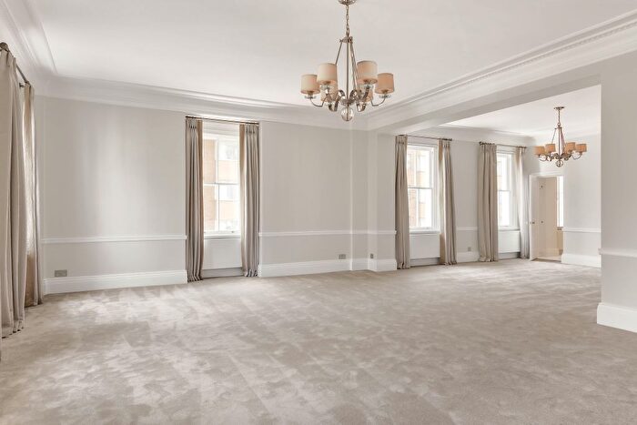 4 Bedroom Flat To Rent In Lowndes Court, Lowndes Square, SW1X