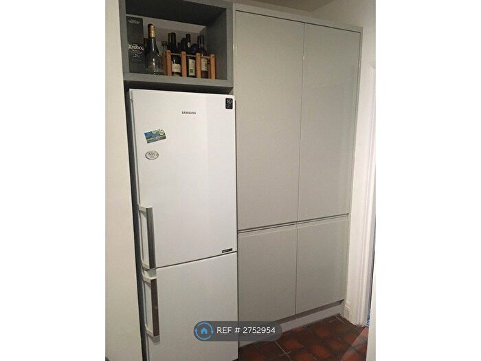 3 Bedroom Maisonette To Rent In Millpond Estate, London, SE16