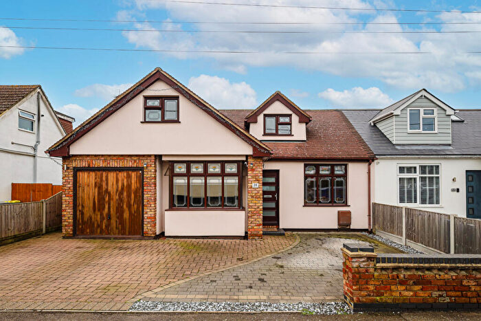 4 Bedroom Semi Detached House For Sale In Kenilworth Gardens, Rayleigh, SS6