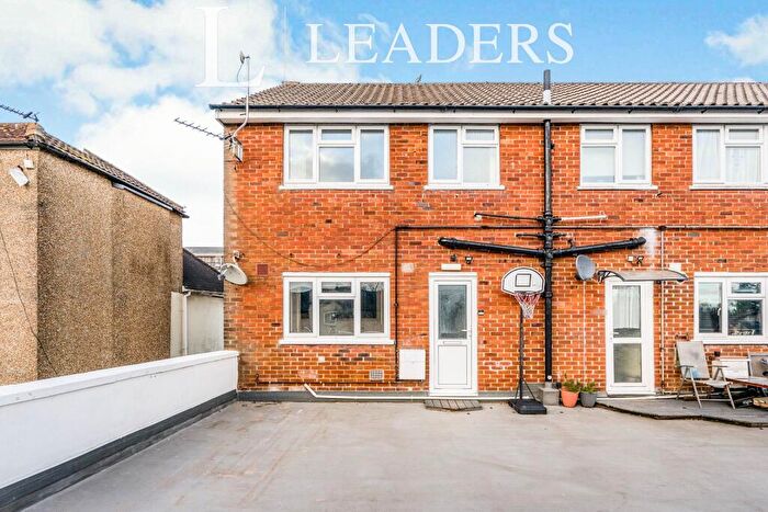 3 Bedroom Flat To Rent In West Street, PO16