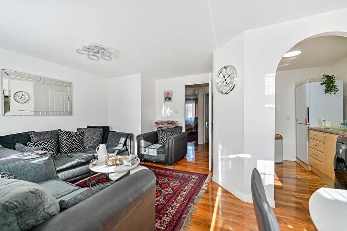 2 Bedroom Flat For Sale In Avondale Gardens, Hounslow, TW4