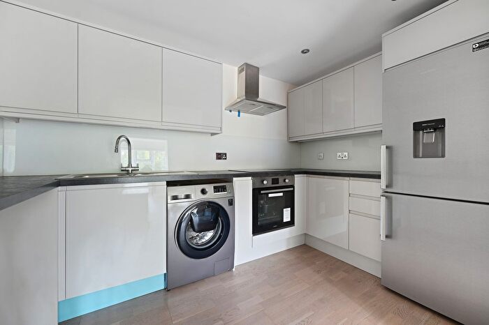 1 Bedroom Flat To Rent In Heatherwood Drive, Hayes, UB4