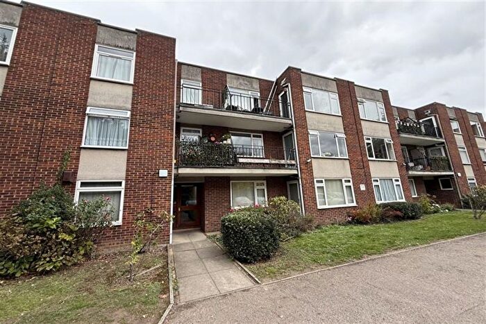2 Bedroom Flat For Sale In Holmbury Manor, DA14