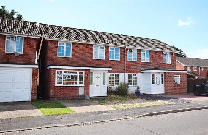 4 Bedroom Semi-Detached House To Rent In Samber Close, Lymington, SO41