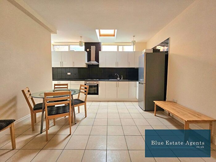 3 Bedroom Flat To Rent In Bulstrode Avenue, Hounslow, TW3
