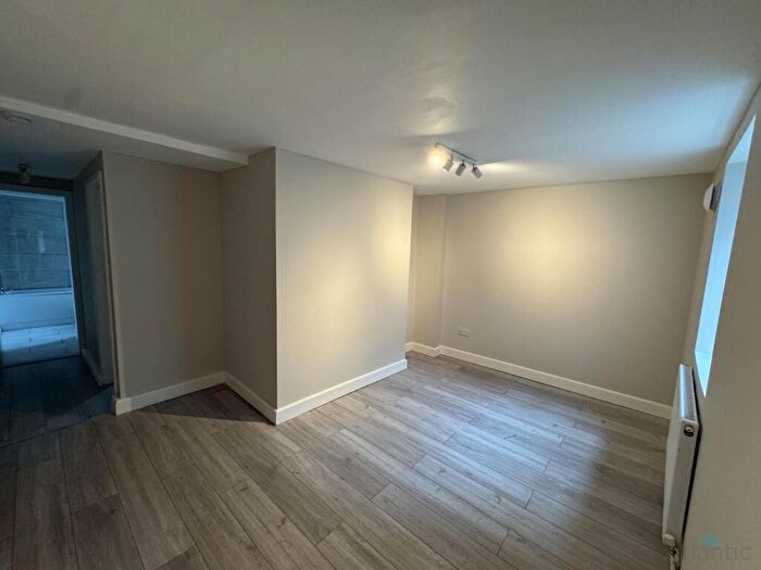 1 Bedroom Flat To Rent In The Avenue, Highams Park, E4