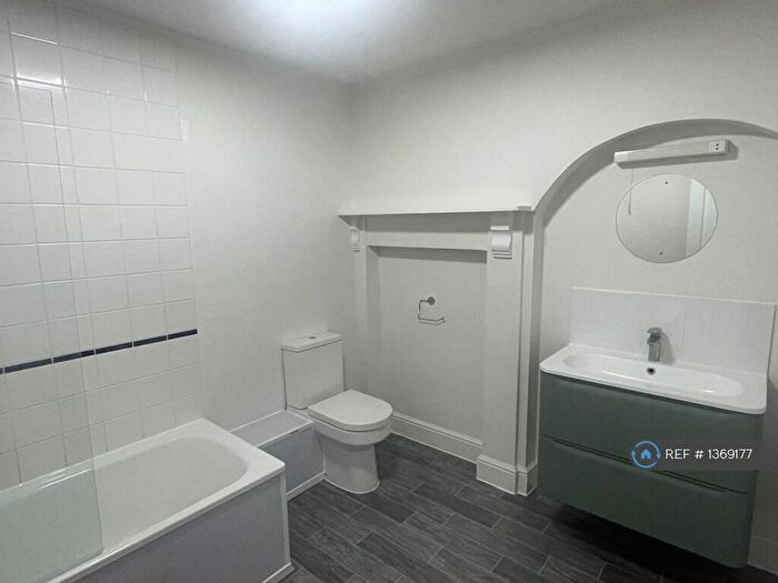 2 Bedroom Flat To Rent In Belle Vue Court, Swindon, SN1