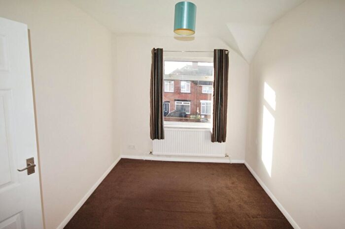 2 Bedroom End Of Terrace House To Rent In Devonshire Avenue East, Hasland, Chesterfield, Derbyshire, S41