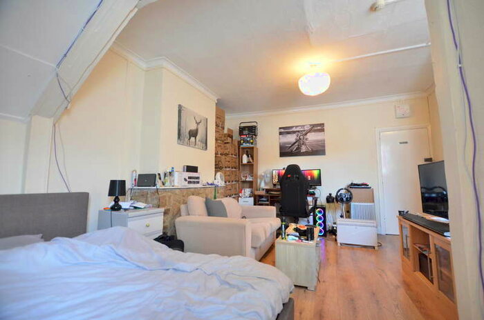 Flat To Rent In Deepcut Bridge Road, GU16