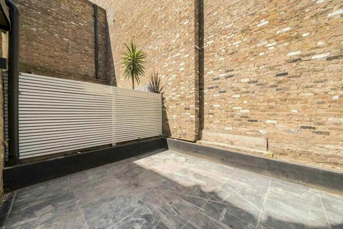 2 Bedroom Flat To Rent In New Kings Road, London, SW6