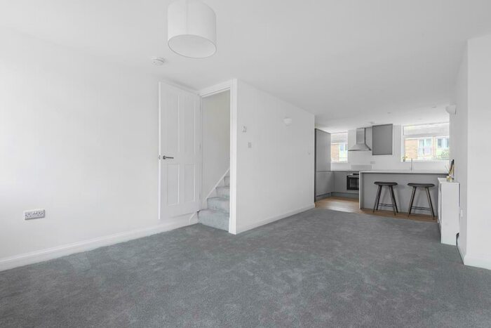 2 Bedroom Maisonette To Rent In Harefields, Cutteslowe, OX2