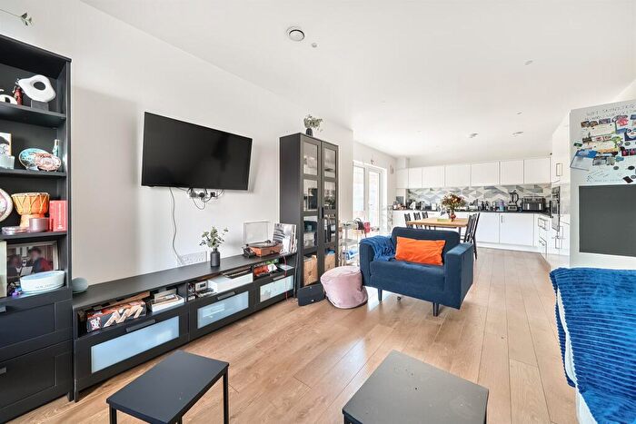 3 Bedroom Apartment For Sale In Southampton Way, London, SE5