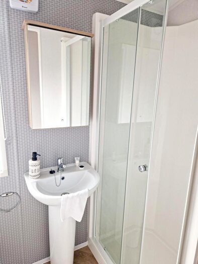 2 Bedroom Caravan For Sale In Seaside Rd, Hull, HU11