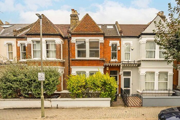 2 Bedroom Flat To Rent In Boundaries Road, London, SW12