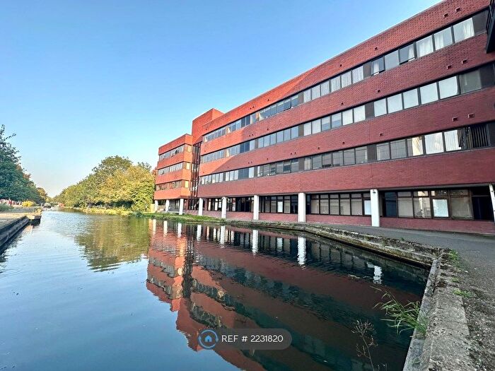 2 Bedroom Flat To Rent In Kingfisher House, Aylesbury, HP21