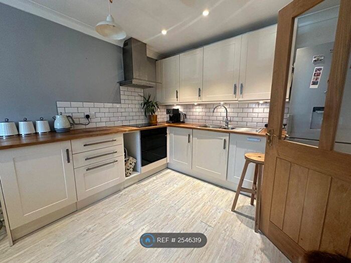 3 Bedroom Flat To Rent In Ramsey Court, London, SW15