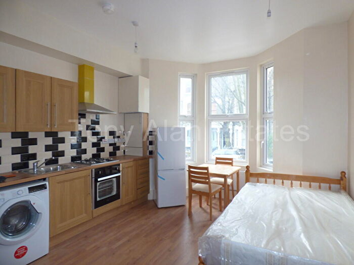 Studio To Rent In Tabley Road, London, N7