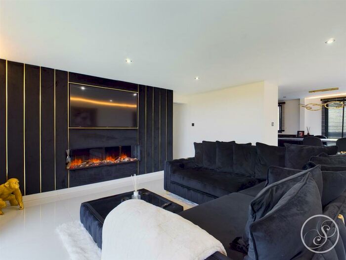 3 Bedroom Apartment To Rent In Lake View Court, Leeds, LS8