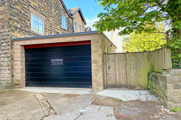 Garage / Parking To Rent In Garage, Rear Of - Valley Drive, Harrogate, HG2