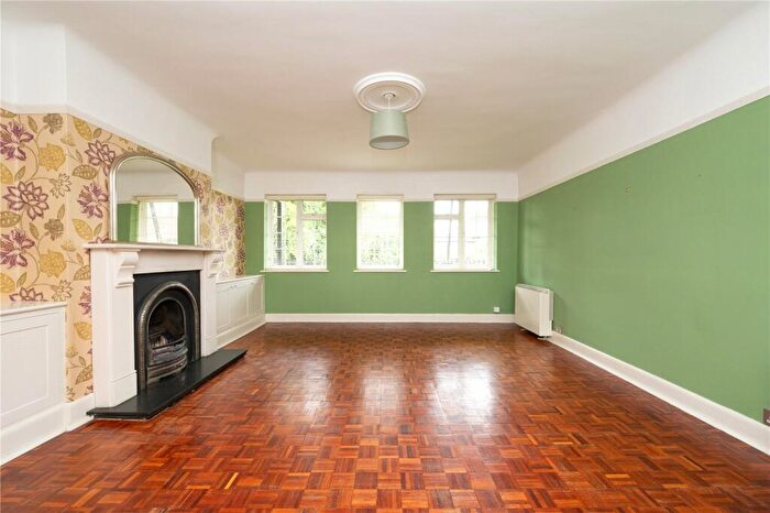 2 Bedroom Flat For Sale In Grange Street, St. Albans, Hertfordshire, AL3