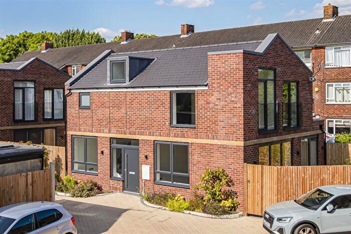 3 Bedroom Detached House For Sale In Bramley Road, London, N14