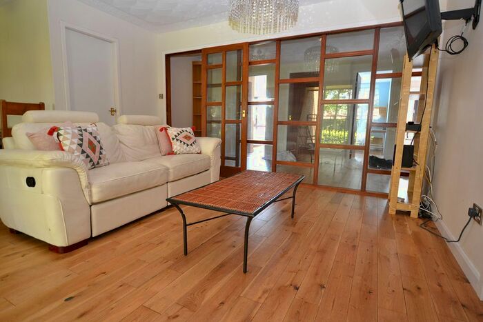 4 Bedroom Flat To Rent In Rocheid Park, Edinburgh, EH4