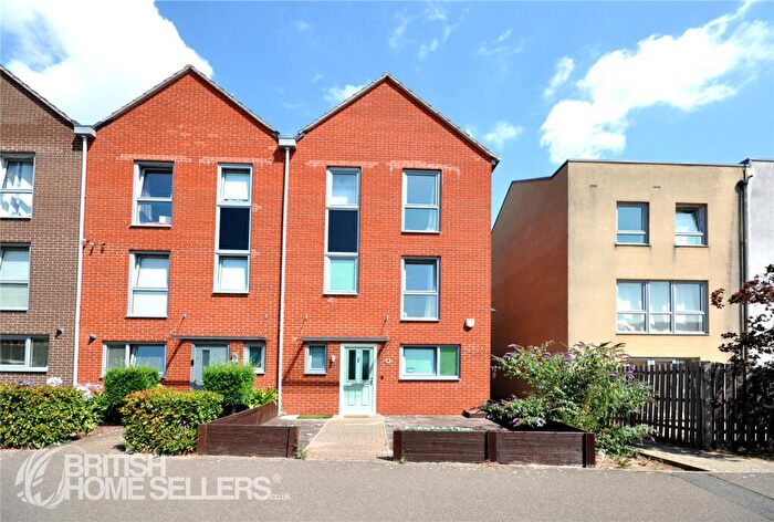 5 Bedroom End Of Terrace House For Sale In Brunel Way, Dartford, Kent, DA1
