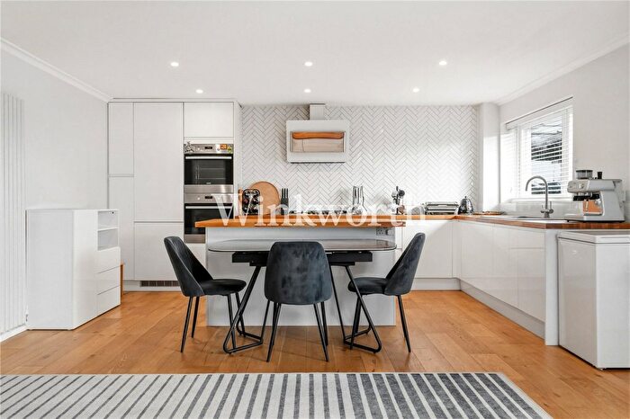 2 Bedroom Flat For Sale In Lucerne Close, London, N13