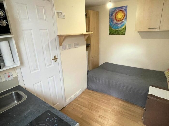 Studio To Rent In Beechcroft Avenue, London, NW11