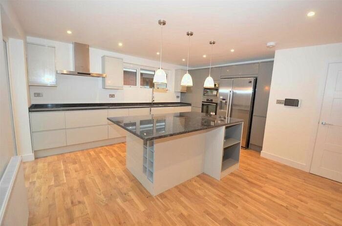 3 Bedroom Bungalow To Rent In Badgers Croft, London, N20