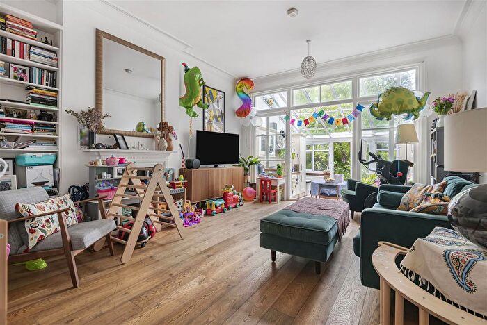 3 Bedroom Flat For Sale In Blake Hall Road, Wanstead, E11