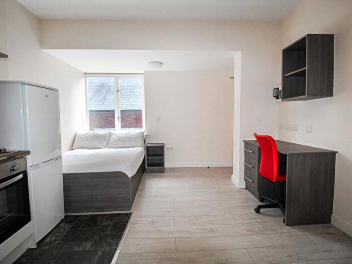 Apartment To Rent In Apt, Clarendon Road #, LS2