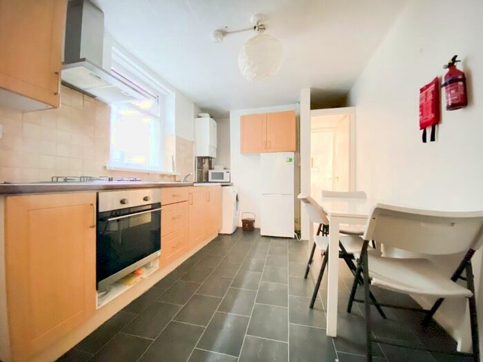 3 Bedroom Flat To Rent In City Road, Roath, CF24