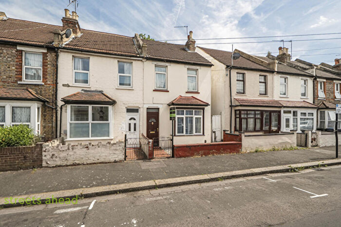 2 Bedroom End Of Terrace House For Sale In Wentworth Road, Croydon, CR0