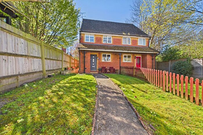 4 Bedroom Semi Detached House For Sale In Union Street, Farnborough, Hampshire, GU14