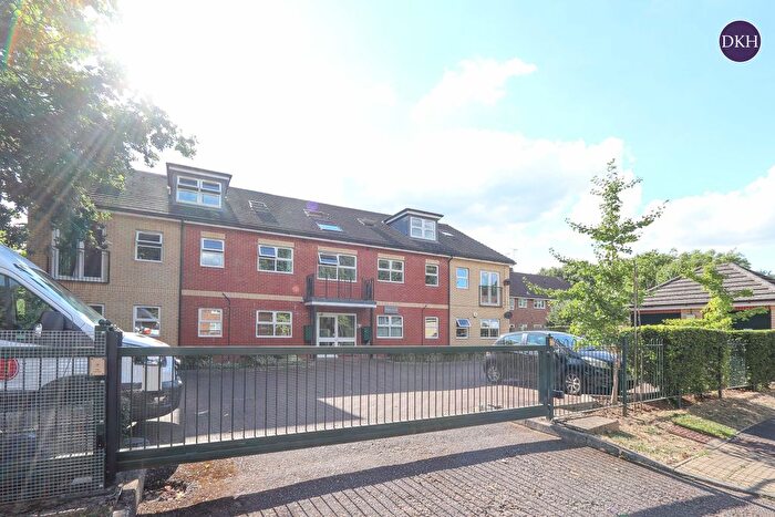 2 Bedroom Flat To Rent In Grandfield Avenue, Watford, Hertfordshire, WD17