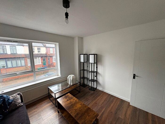 2 Bedroom Flat To Rent In King Street, London, N2