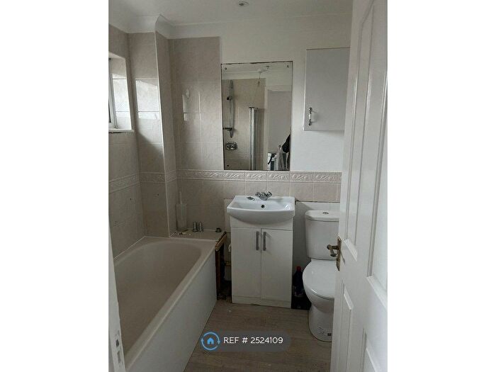 3 Bedroom Semi-Detached House To Rent In Burniston Close, Lower Earley, Reading, RG6