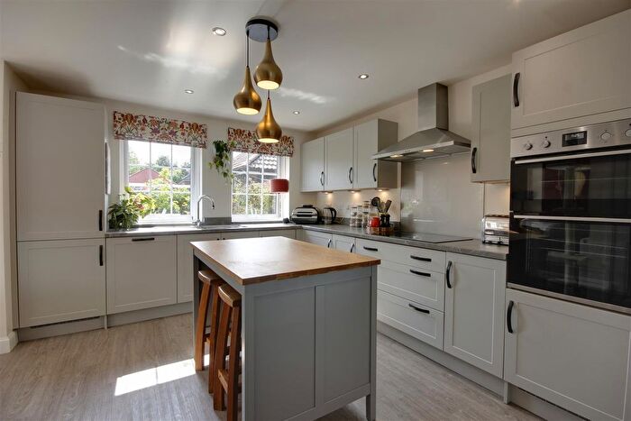 4 Bedroom Detached House For Sale In Greenfield Avenue, Hessle, HU13