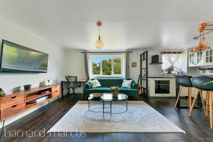 2 Bedroom Flat To Rent In Redford Close, Feltham, TW13