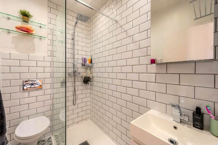 2 Bedroom Flat For Sale In Mitcham Lane, Furzedown, London, SW16