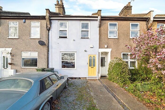 3 Bedroom Cottage For Sale In New Road, Rainham, RM13