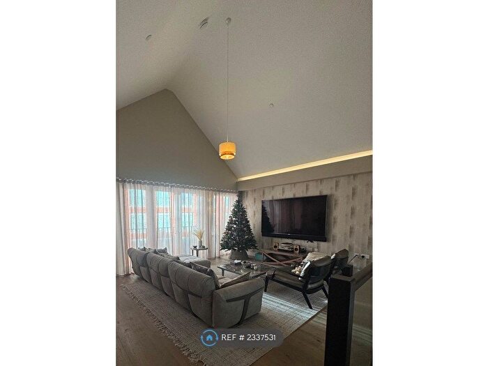 3 Bedroom Flat To Rent In Exchange Gardens, London, SW8