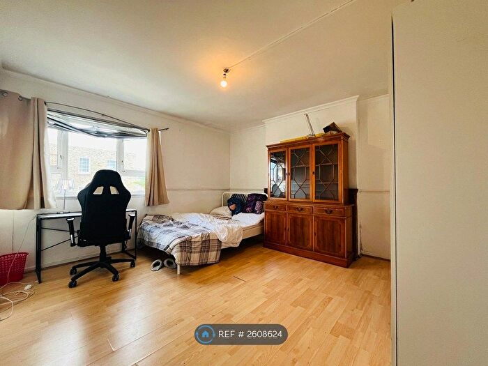 3 Bedroom Flat To Rent In Penrose House, London, SE17